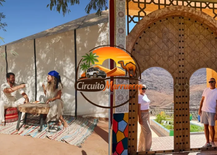 Viajeros recorriendo las montañas del Alto Atlas y campamento de lujo en el desierto del Sahara durante el tour Marrakech y desierto 5 días.