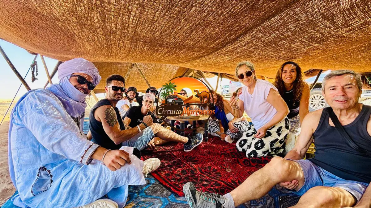 Gente de Marruecos – Cultura, Tradiciones y Hospitalidad Gente de Marruecos compartiendo té y mostrando la hospitalidad y cultura marroquí